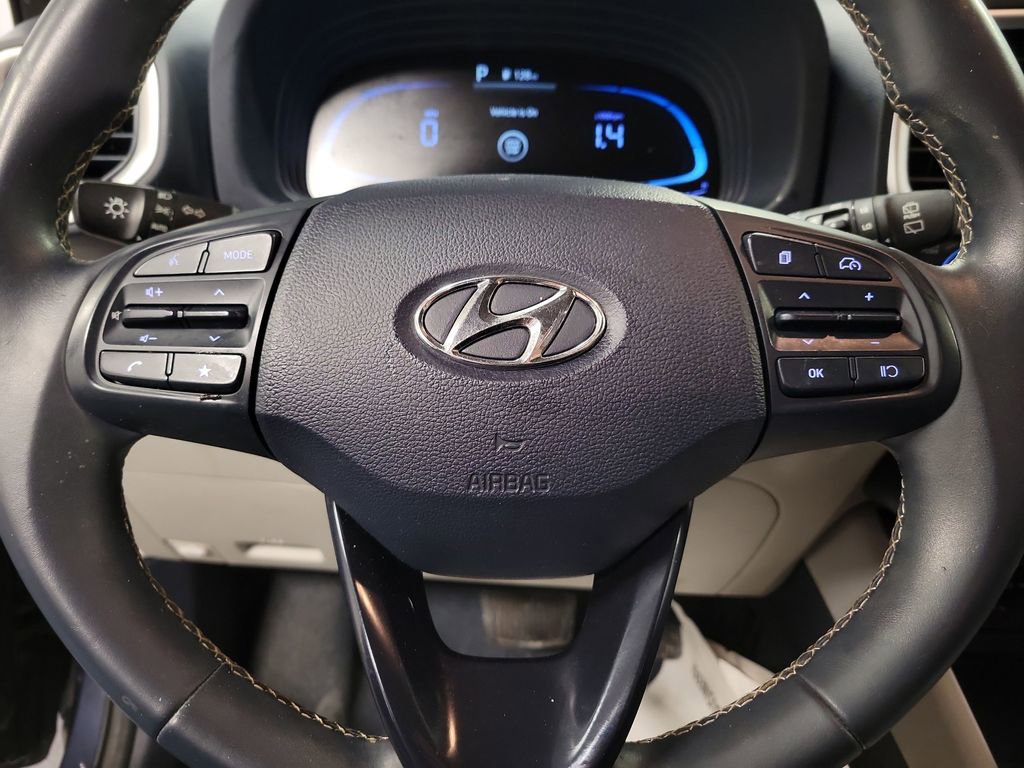 Used 2023 Hyundai Venue Limited image 18
