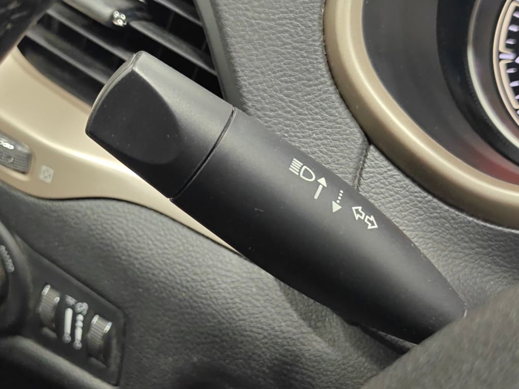 Used 2017 Jeep Cherokee Latitude w/ Cold Weather Group FWD image 39
