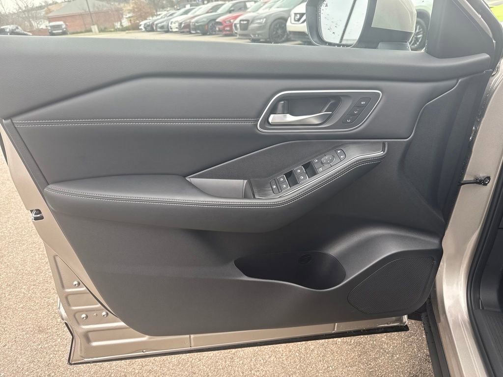 New 2026 Nissan Rogue Platinum w/ Platinum Premium Package image 12