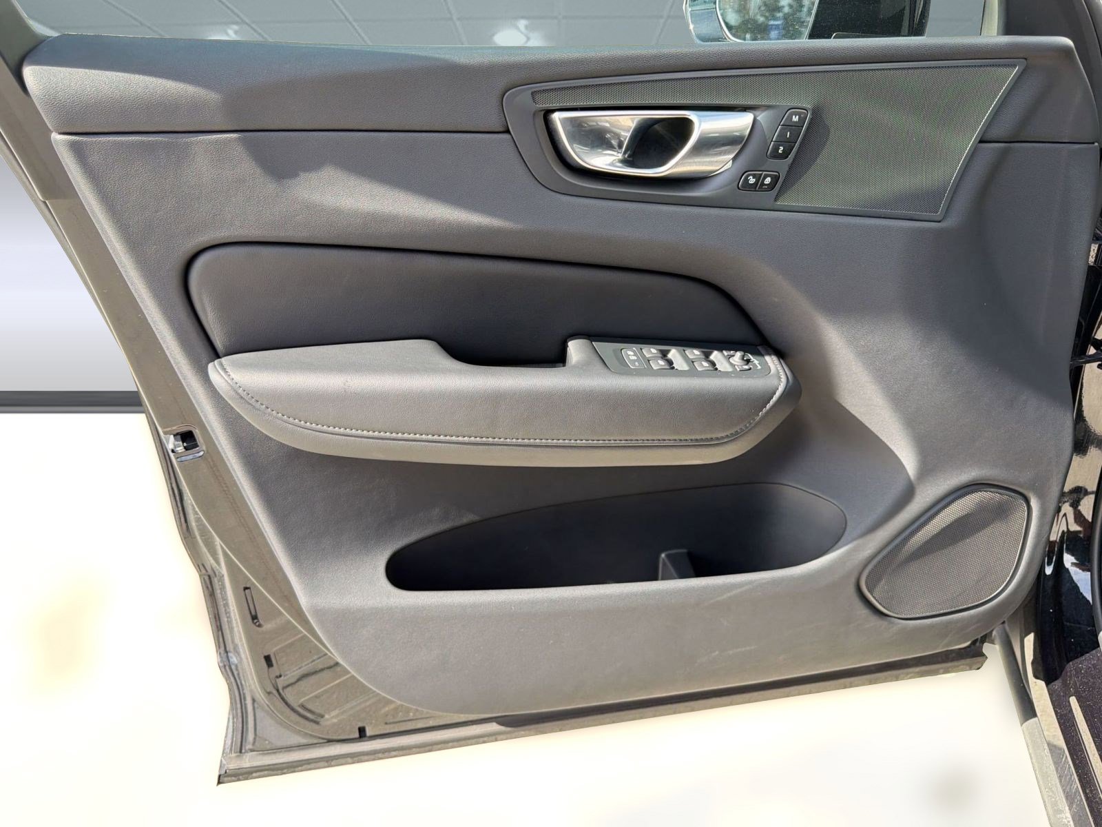 Certified 2025 Volvo XC60 B5 Plus image 21