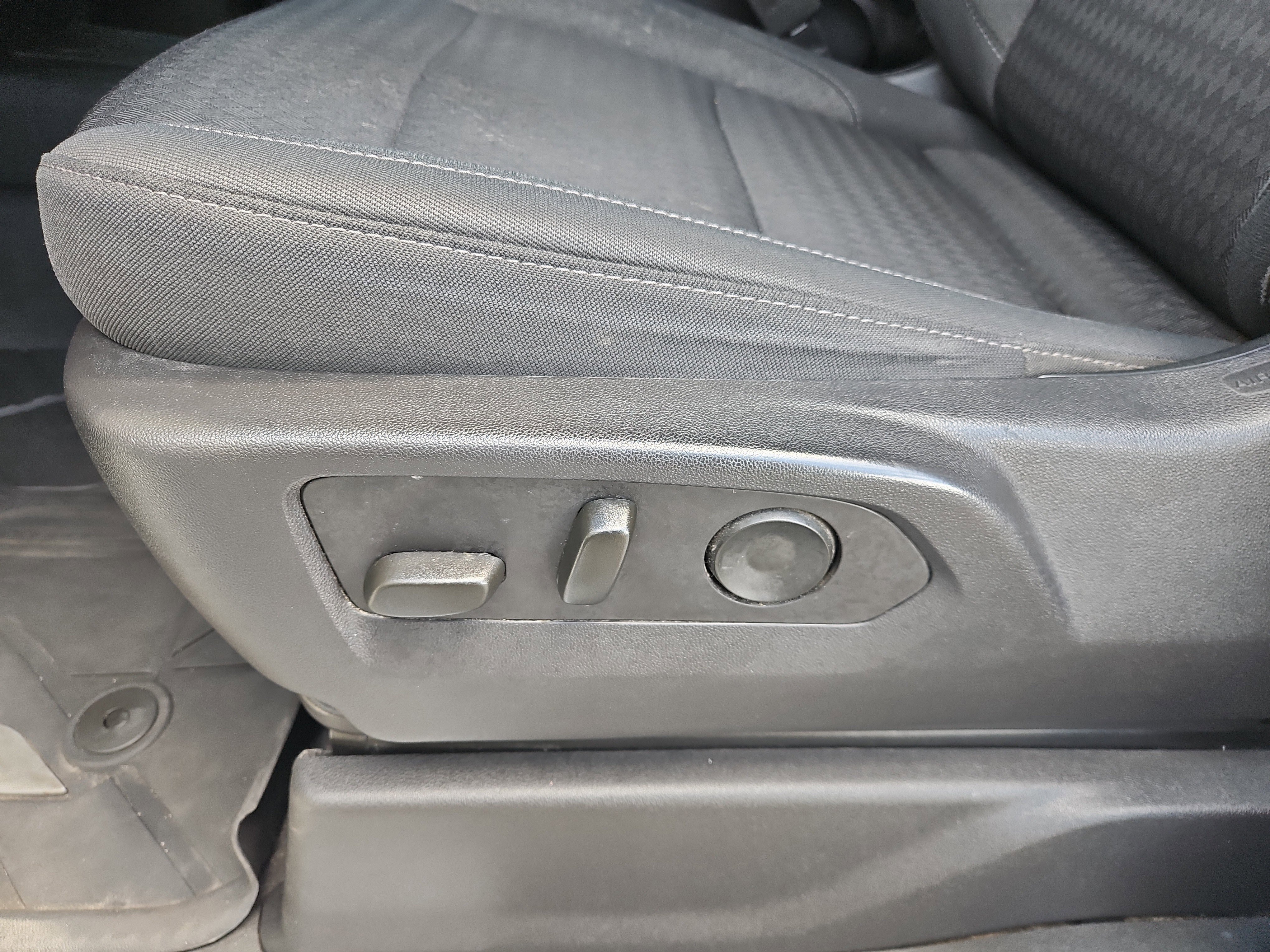 Used 2023 Chevrolet Silverado 1500 LT AWD/4WD image 16