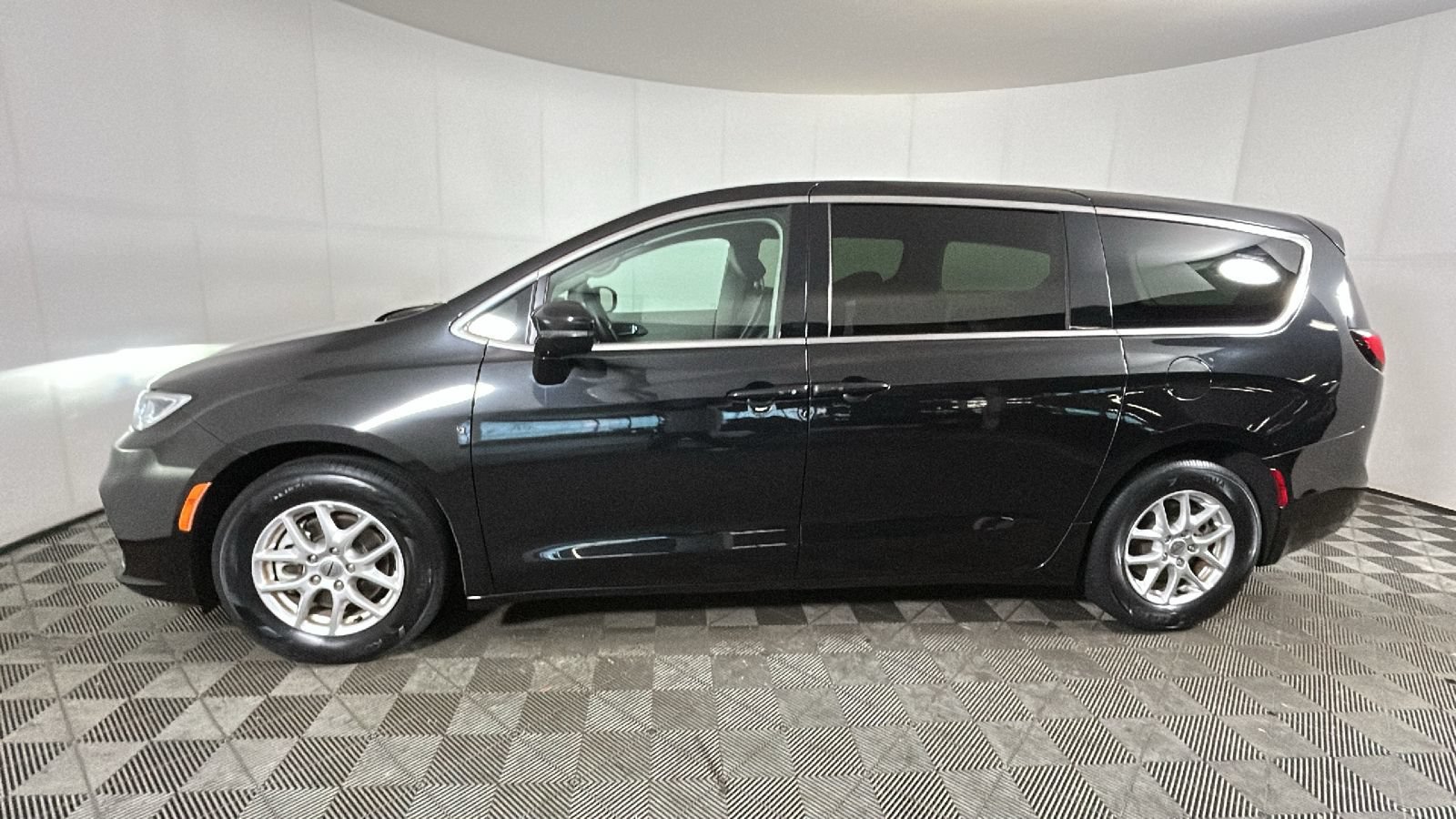 Used 2024 Chrysler Pacifica Touring-L FWD image 6