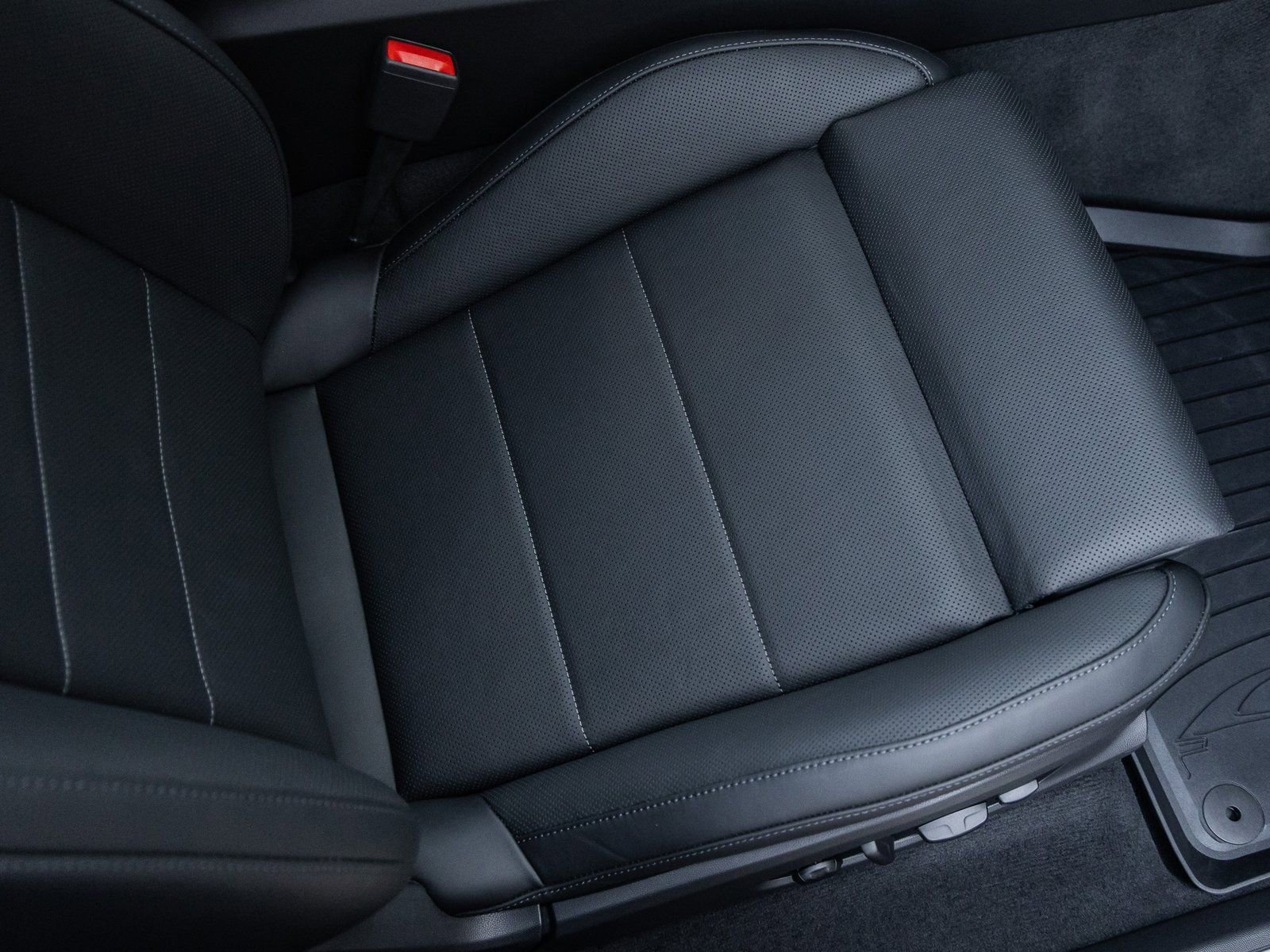 Certified 2025 Porsche Macan Electric image 40