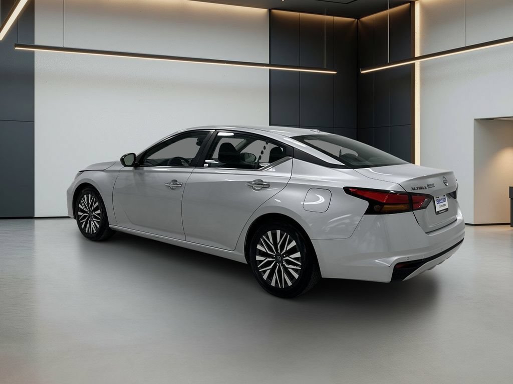 Used 2024 Nissan Altima 2.5 SV FWD image 3