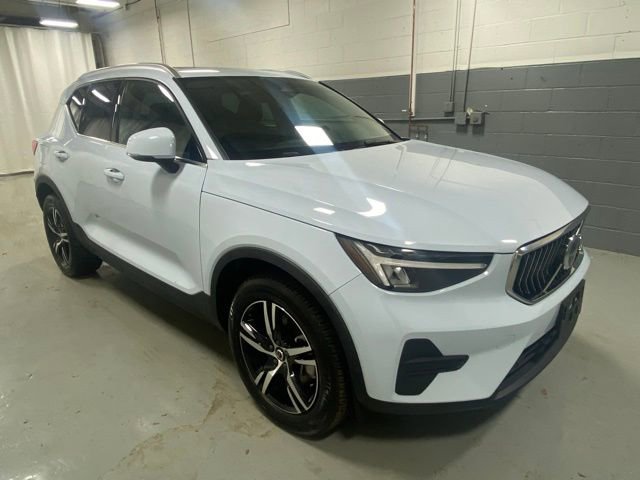 Certified 2025 Volvo XC40 B5 Core AWD/4WD image 4