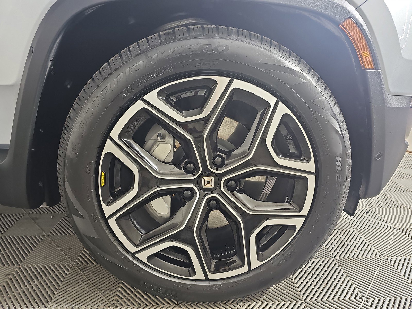 Used 2024 Rivian R1S Adventure image 12