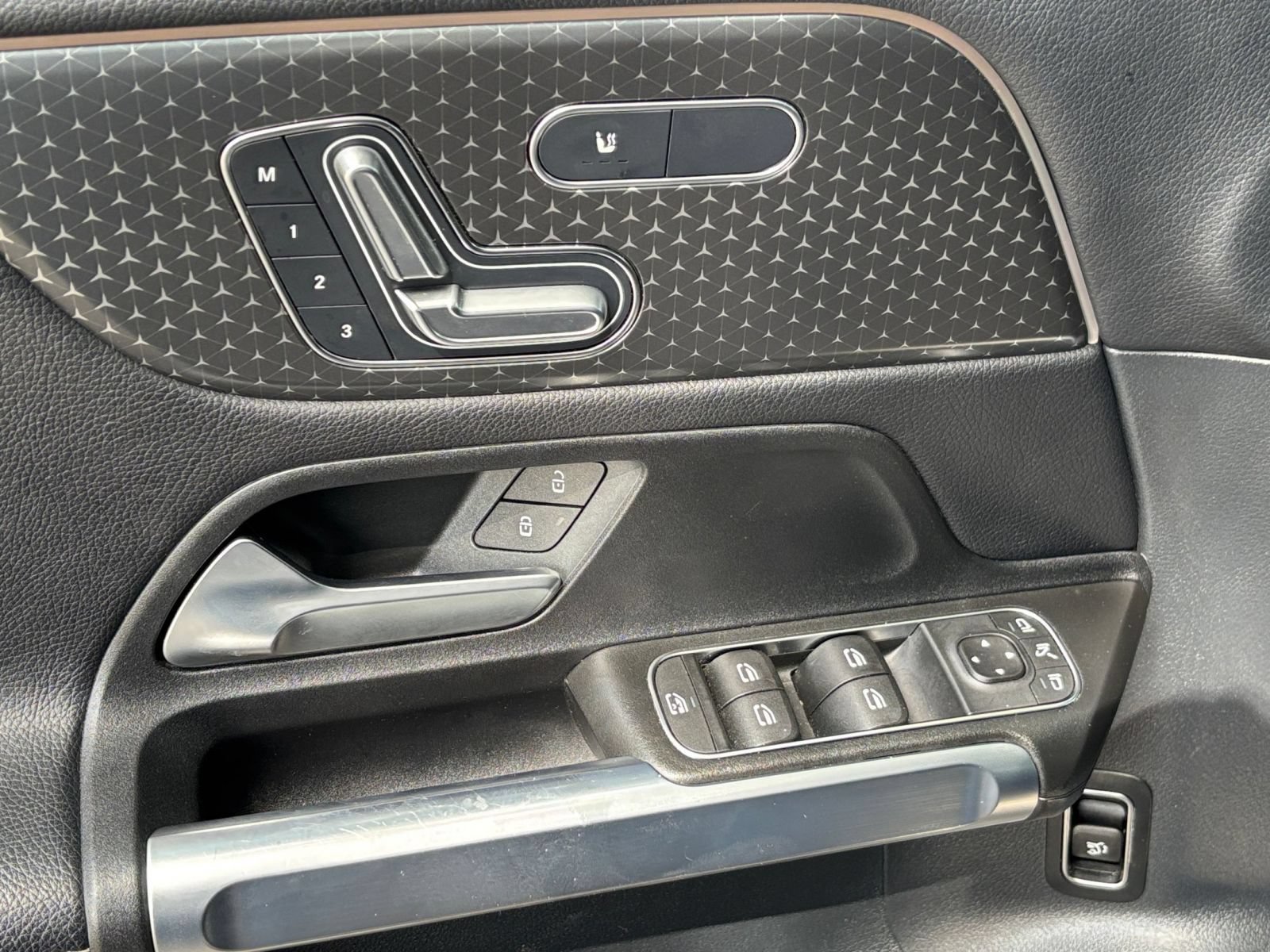 Used 2025 Mercedes-Benz GLB 250 4MATIC image 18