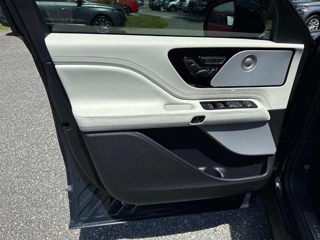 New 2025 Lincoln Aviator Black Label image 19