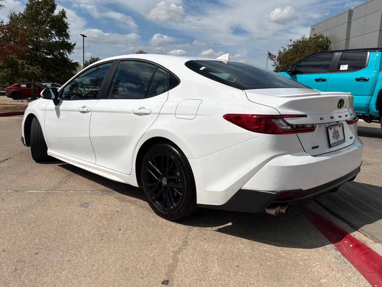 Used 2025 Toyota Camry SE w/ Convenience Package FWD image 8
