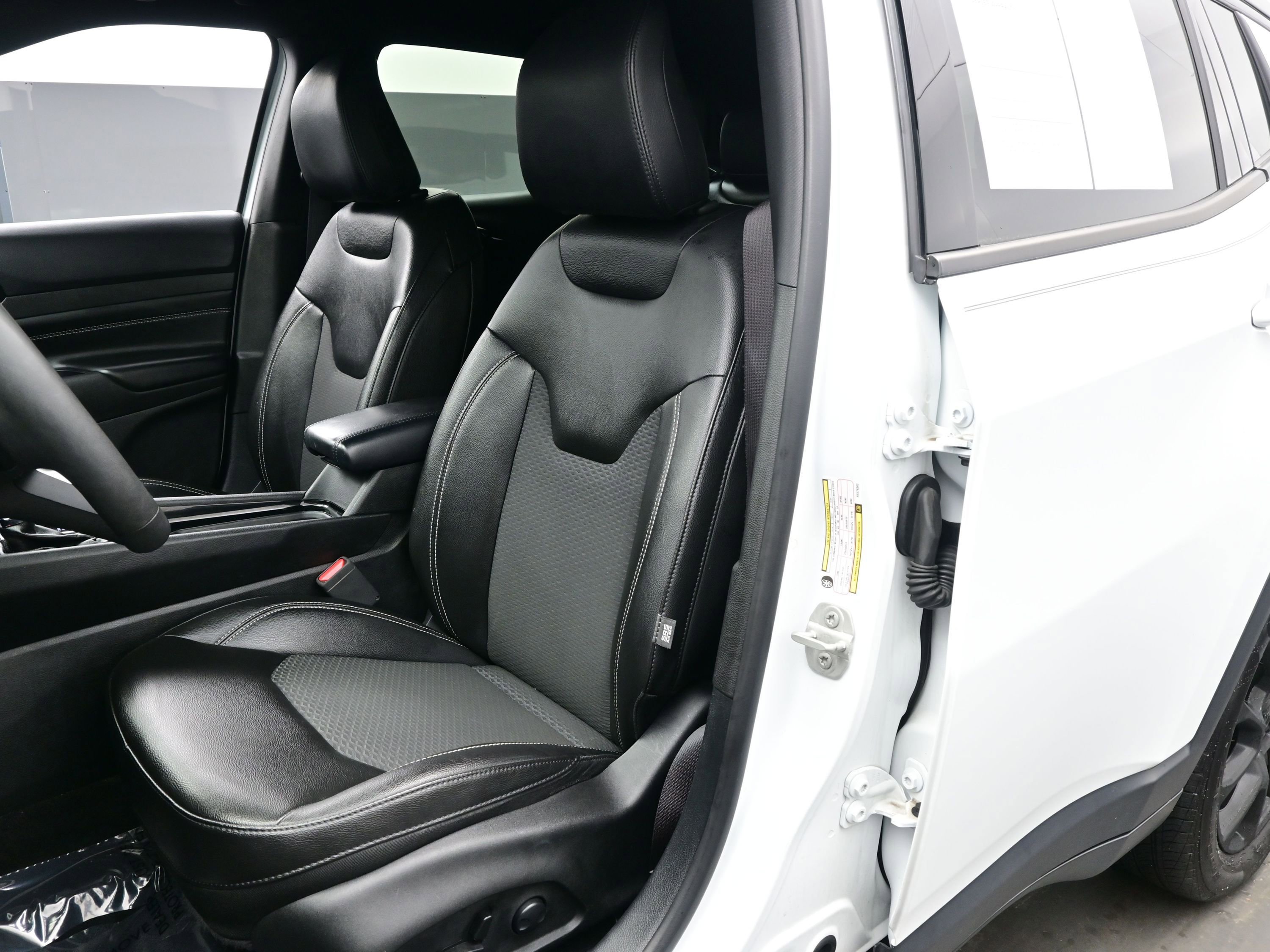 Used 2024 Jeep Compass Latitude w/ Convenience Group image 12