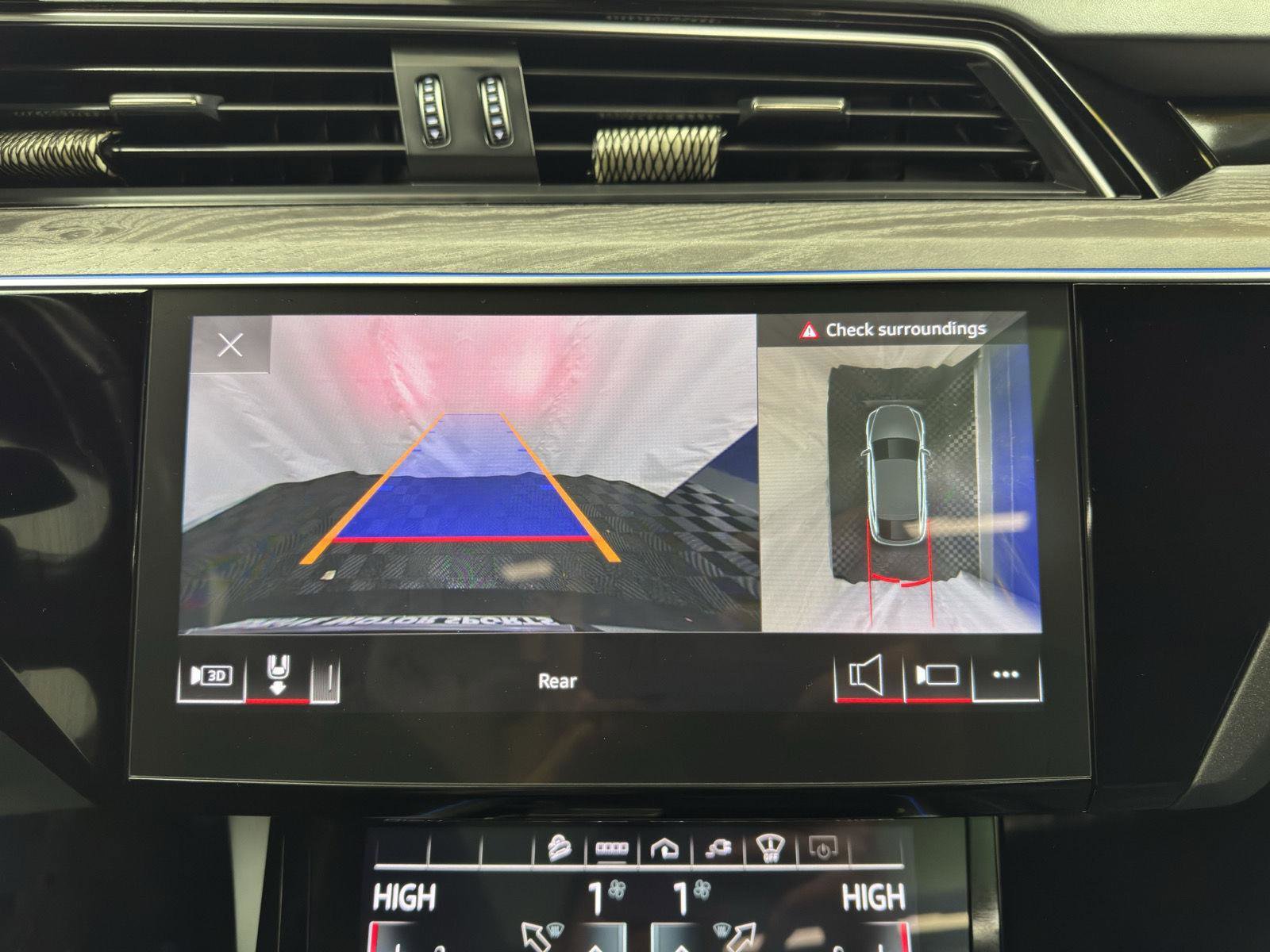 Used 2022 Audi e-tron Prestige w/ Prestige Package AWD/4WD image 28