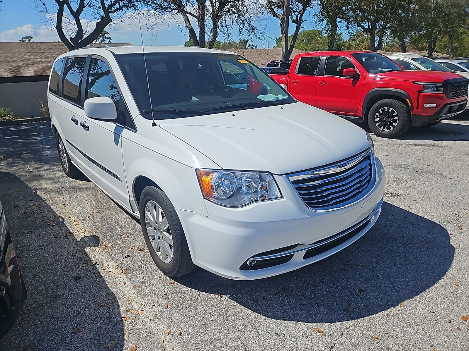 Used 2015 Chrysler Town & Country Touring w/ Driver Convenience Group image 4