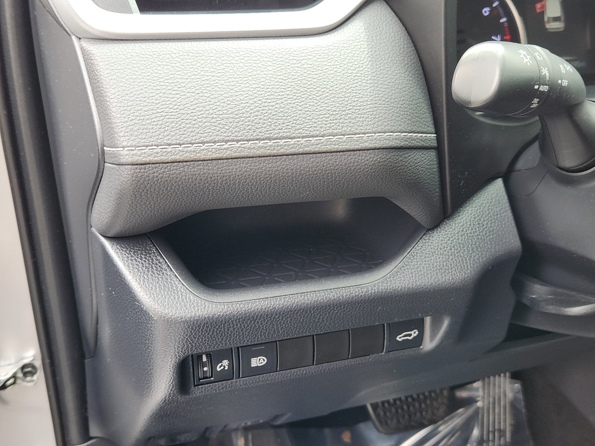 Used 2019 Toyota RAV4 XLE w/ Convenience Package AWD/4WD image 12