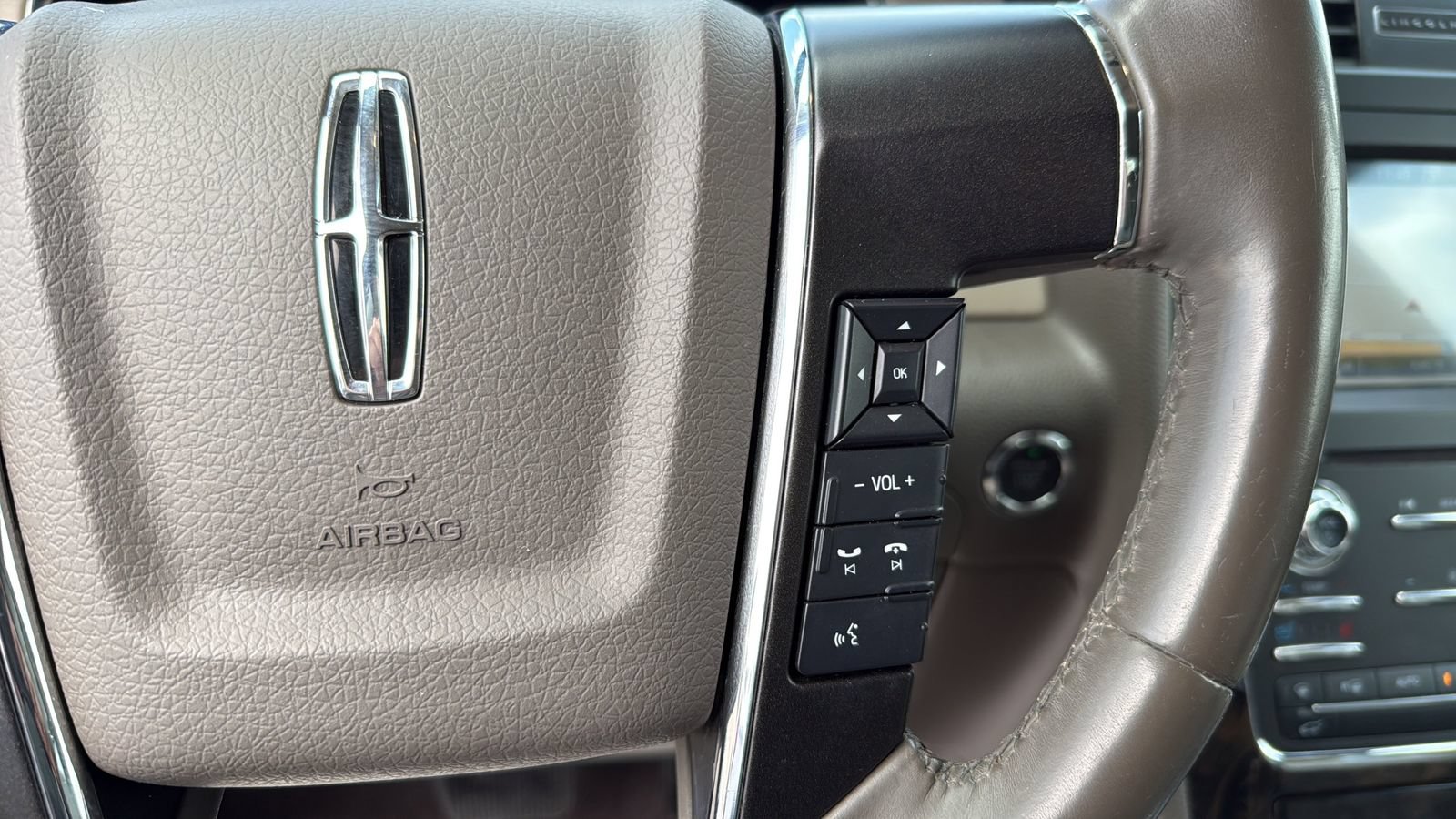 Used 2017 Lincoln Navigator Select RWD image 10