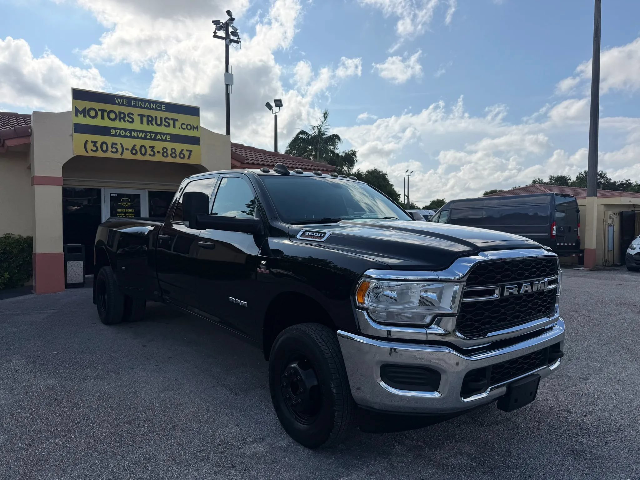 Used 2022 RAM 3500 Tradesman w/ Chrome Appearance Group AWD/4WD image 9