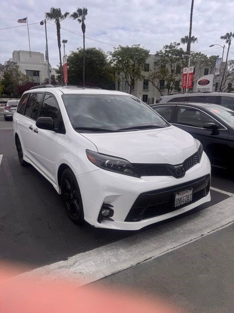 Used 2020 Toyota Sienna SE w/ Nightshade Edition FWD image 2