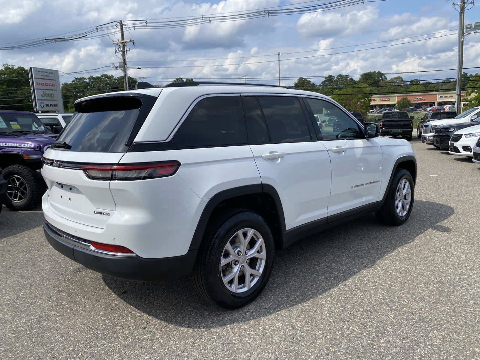 Used 2022 Jeep Grand Cherokee Limited AWD/4WD image 3