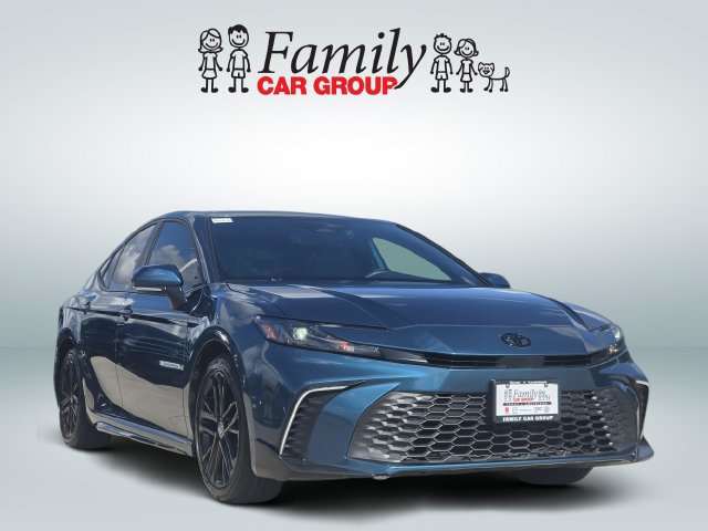 Used 2025 Toyota Camry SE w/ Convenience Package FWD image 2