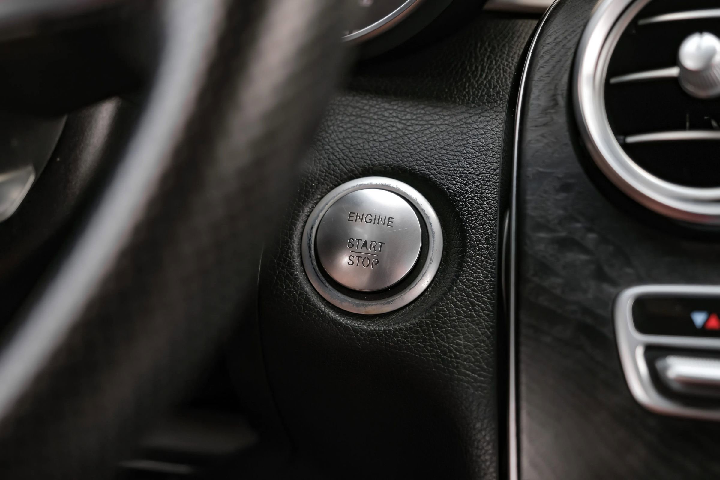 Used 2018 Land Rover Range Rover Velar R-Dynamic SE image 21