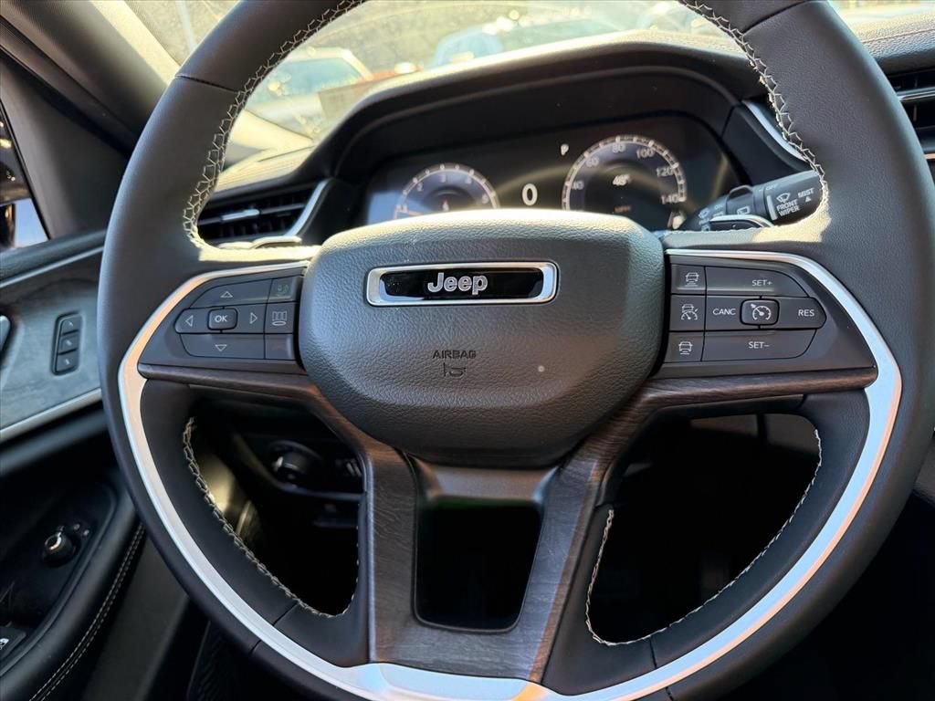 Used 2025 Jeep Grand Cherokee Limited AWD/4WD image 11
