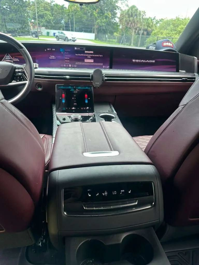 Used 2026 Cadillac Escalade Luxury RWD image 14