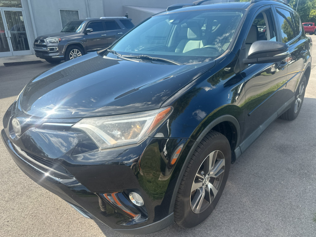 Used 2018 Toyota RAV4 XLE AWD/4WD image 3