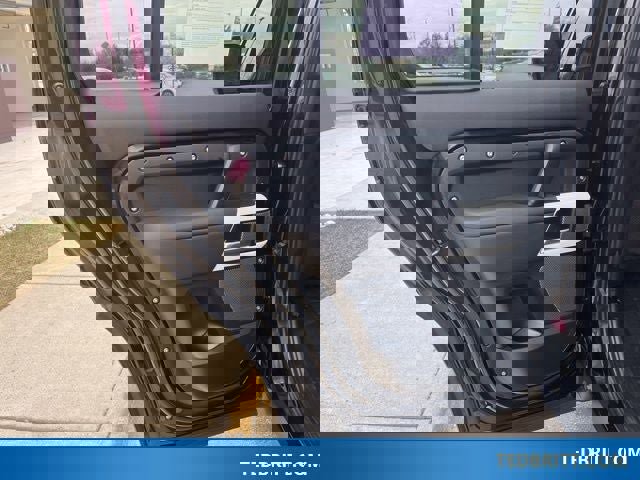 Used 2024 Land Rover Defender 110 SE image 18