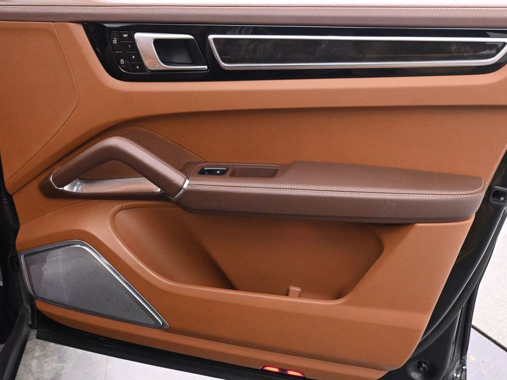 Used 2021 Porsche Cayenne Turbo w/ Premium Package Plus image 27