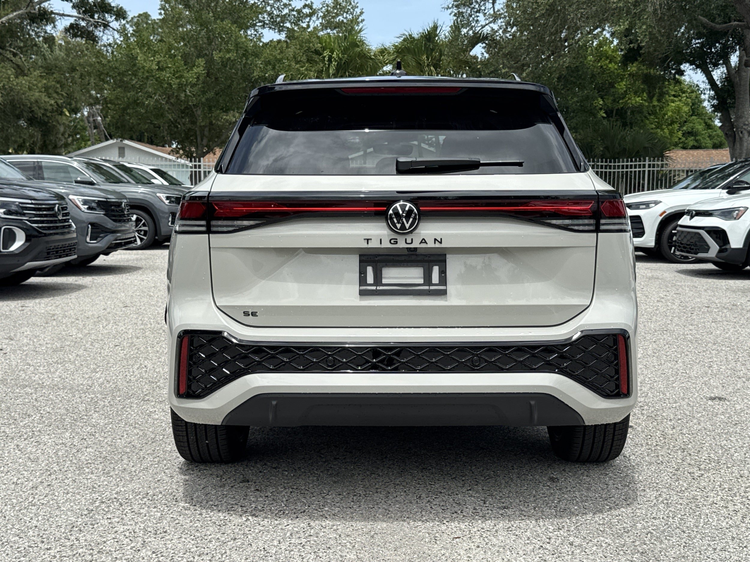 New 2026 Volkswagen Tiguan SE R-Line FWD image 5