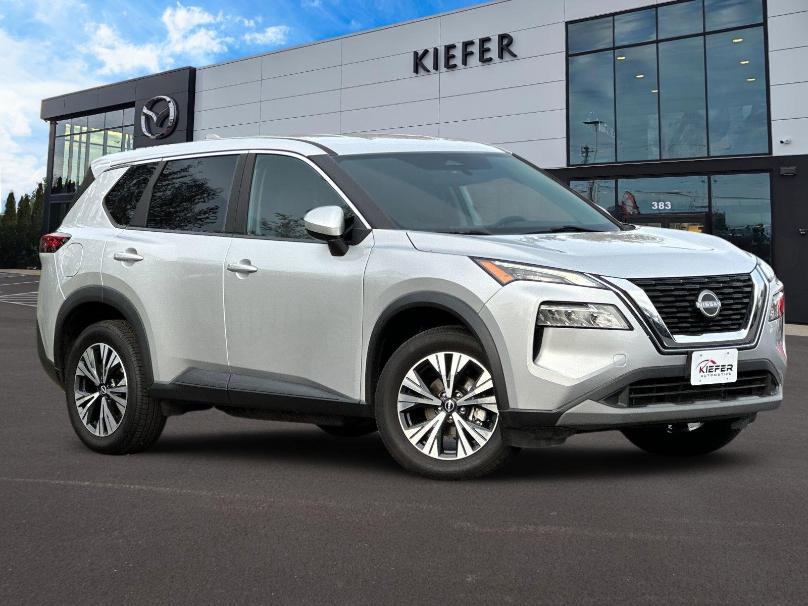 Used 2023 Nissan Rogue SV image 2