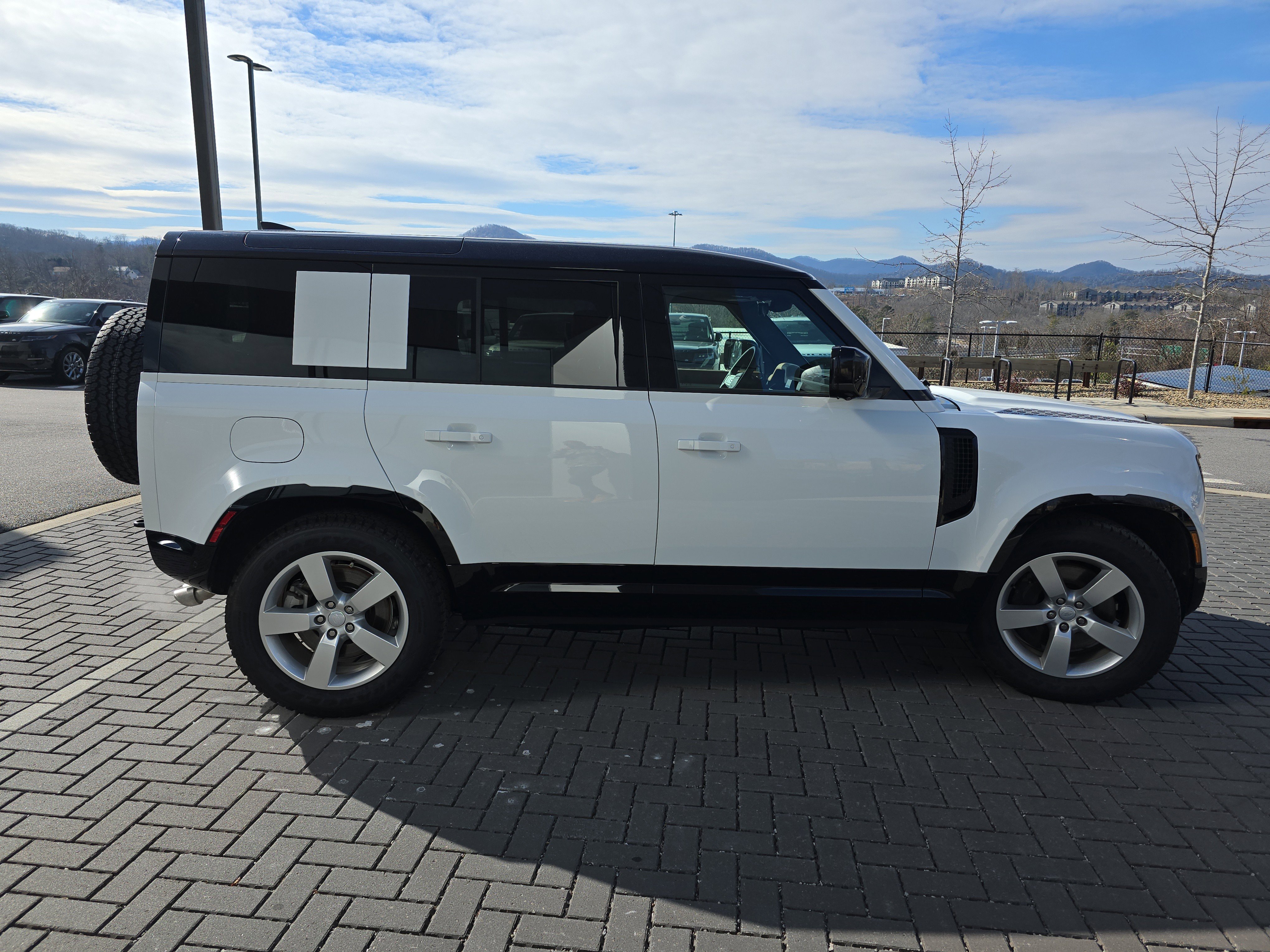 Used 2025 Land Rover Defender 110 X-Dynamic SE AWD/4WD image 4