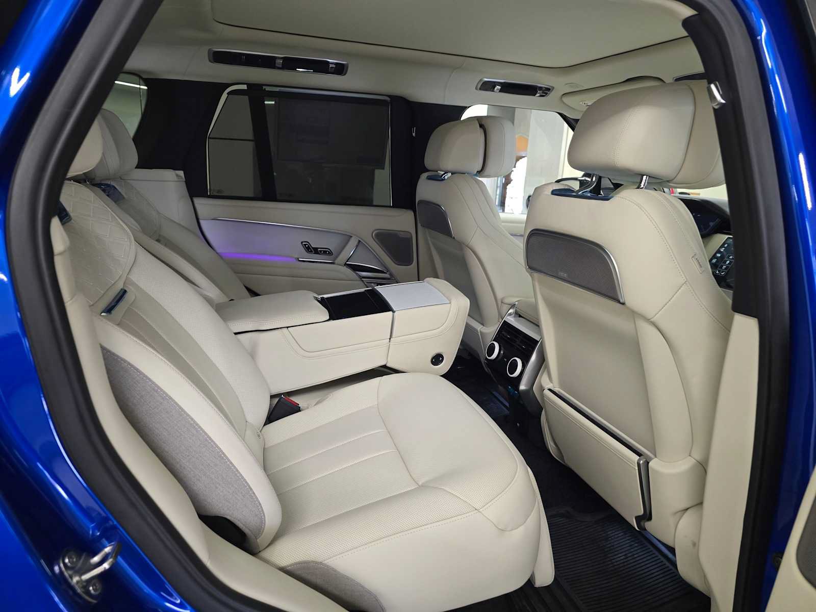 New 2025 Land Rover Range Rover SV AWD/4WD image 13