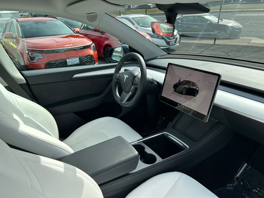 Used 2023 Tesla Model Y Long Range image 32