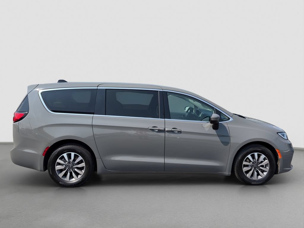Used 2023 Chrysler Pacifica Touring-L FWD image 7