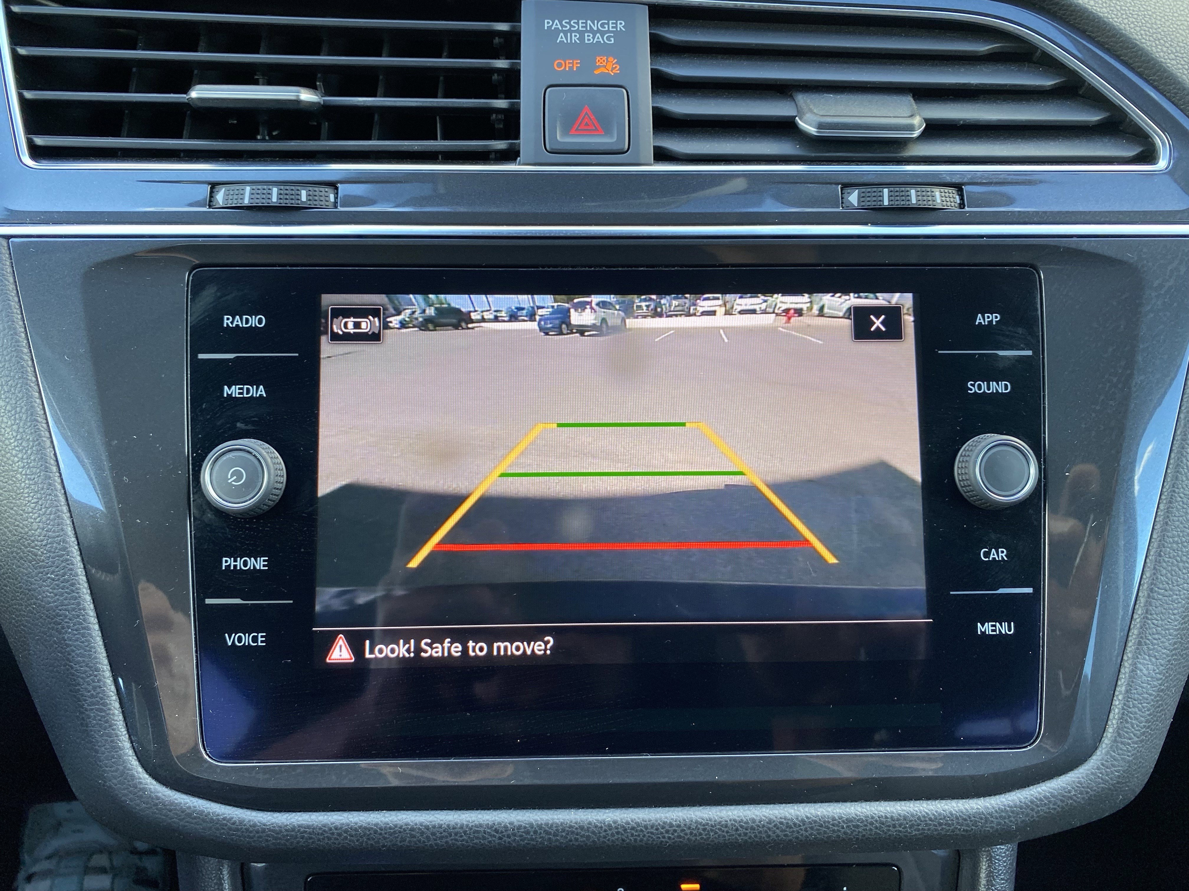 Used 2022 Volkswagen Tiguan SE w/ Panoramic Sunroof Package FWD image 4