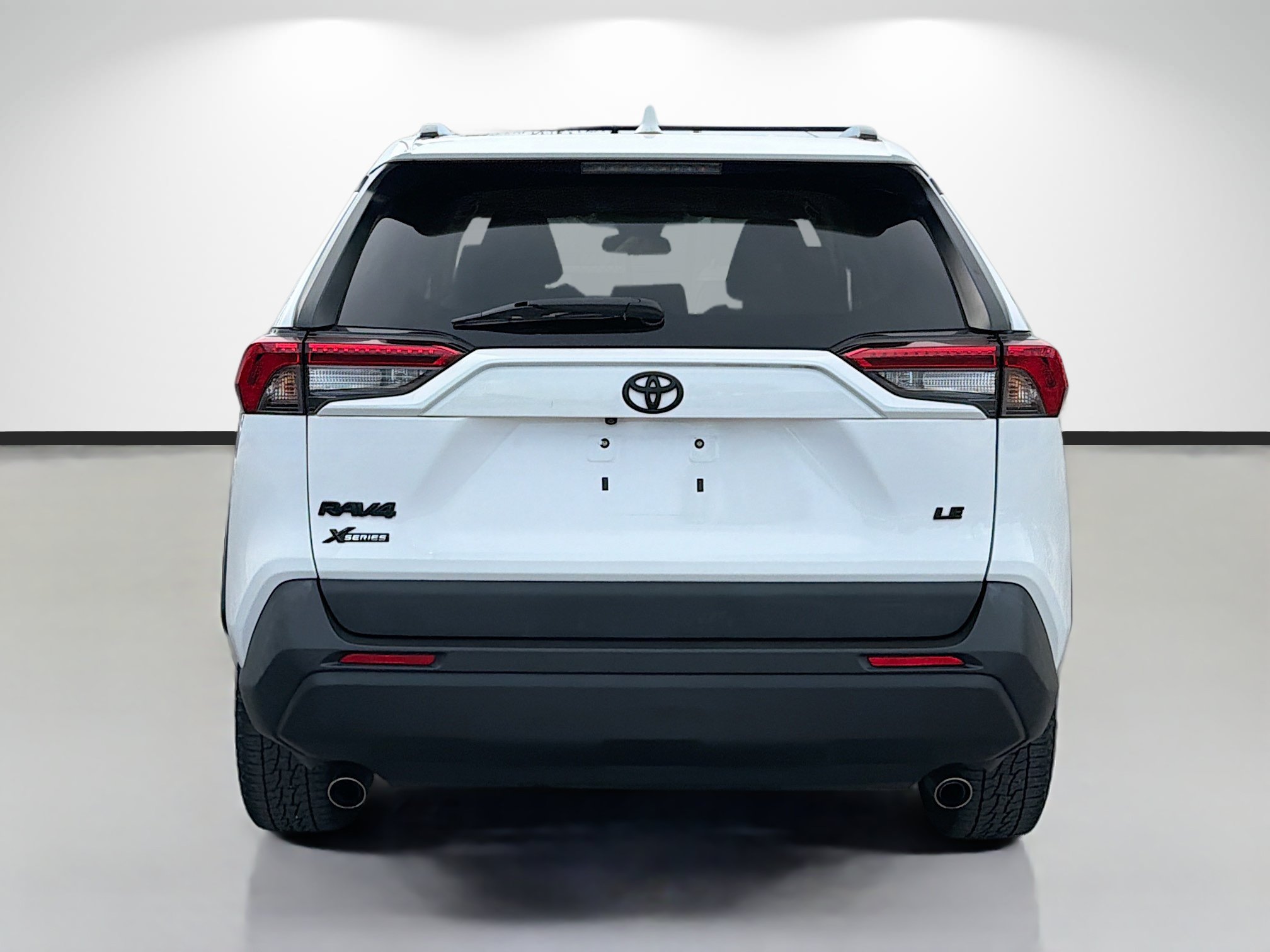 Used 2021 Toyota RAV4 LE FWD image 4
