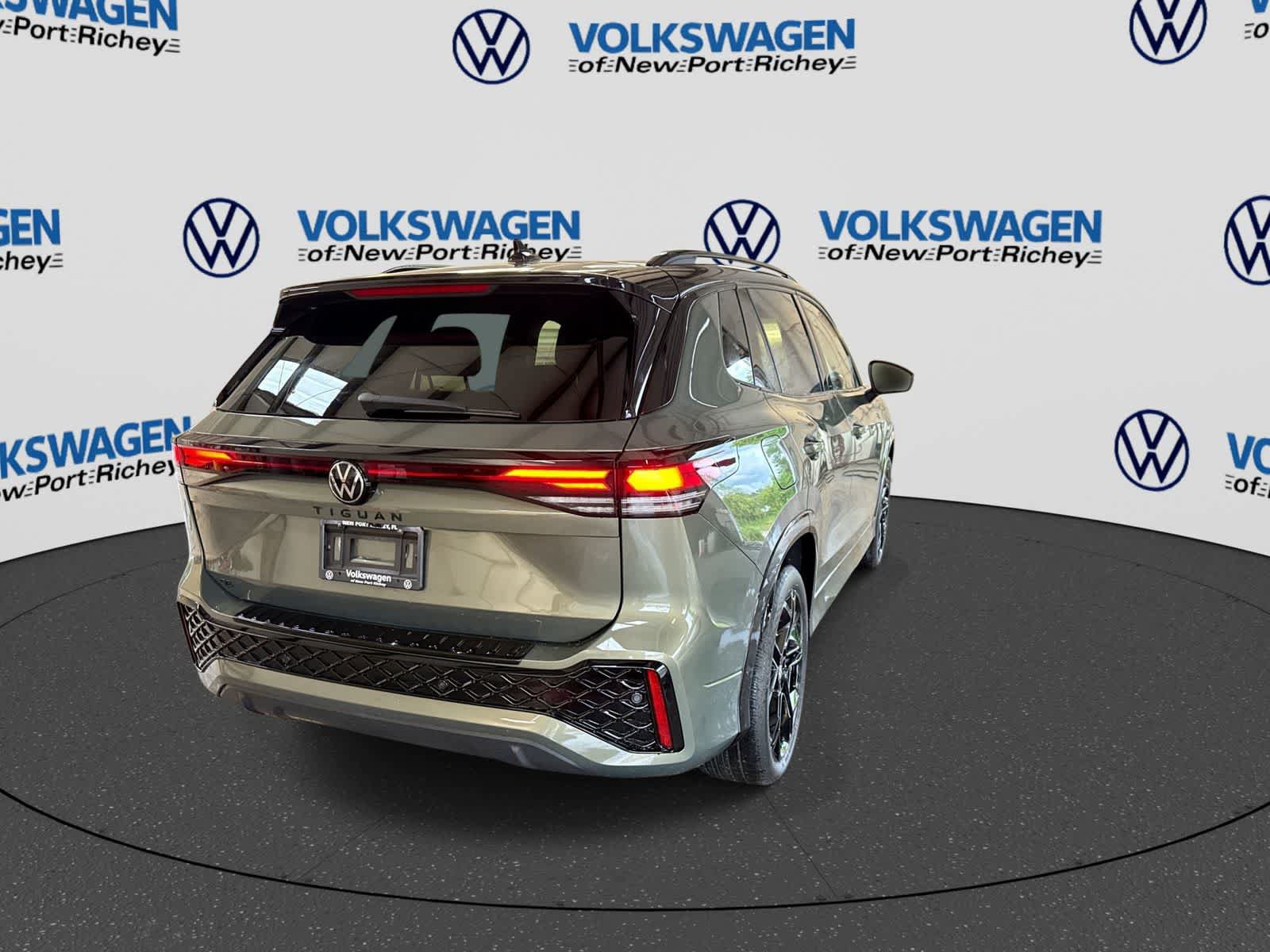 New 2026 Volkswagen Tiguan SE R-Line FWD image 14