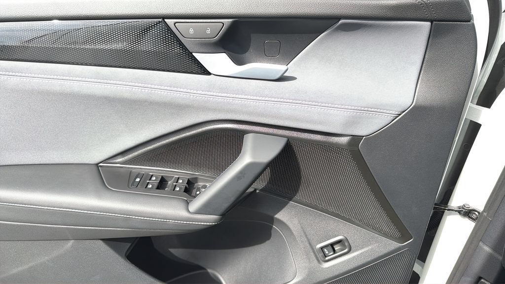 New 2026 Volkswagen Tiguan SE FWD image 23