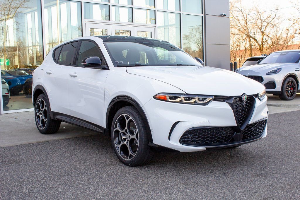Used 2025 Alfa Romeo Tonale w/ Premium Package image 3