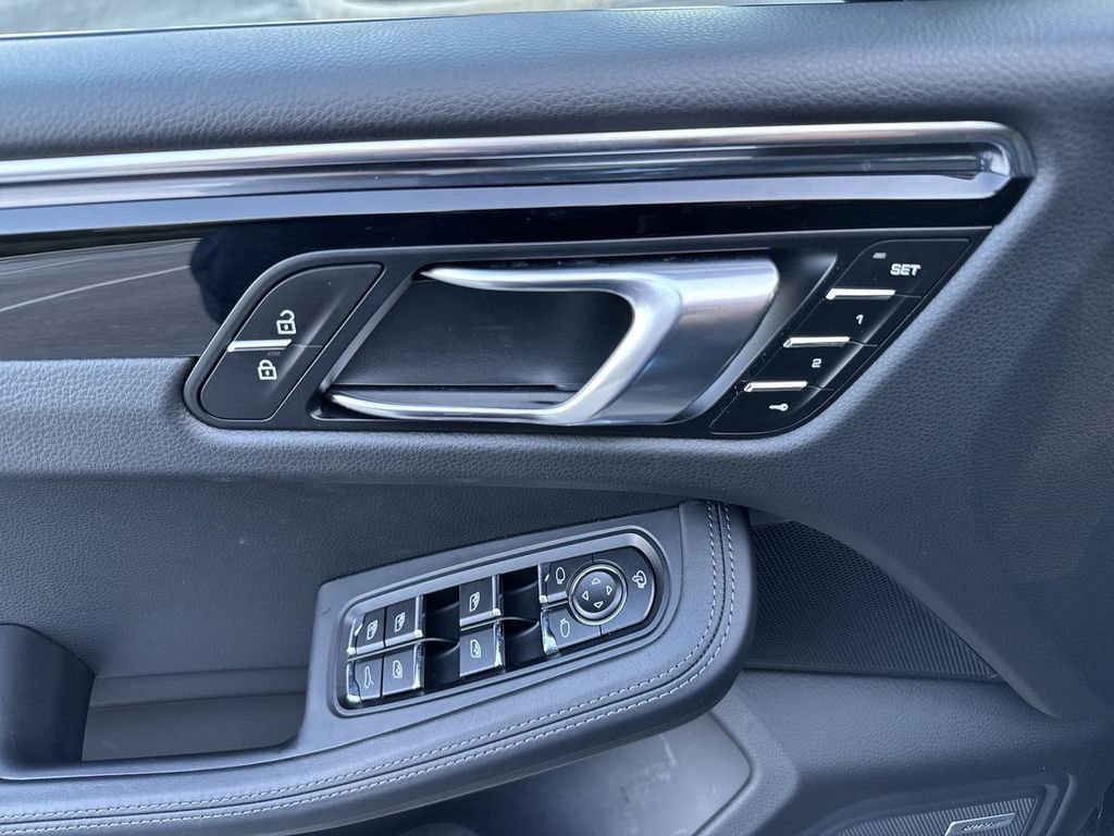 Certified 2025 Porsche Macan image 9