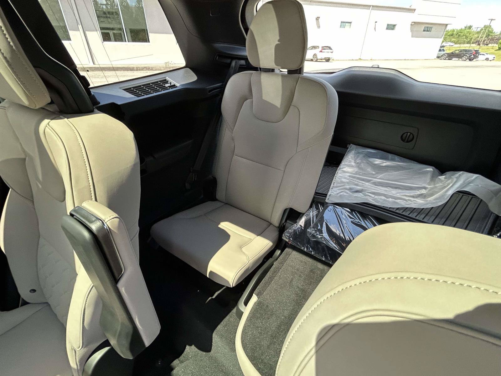 New 2026 Volvo XC90 B6 Plus w/ Protection Package Premier AWD/4WD image 13