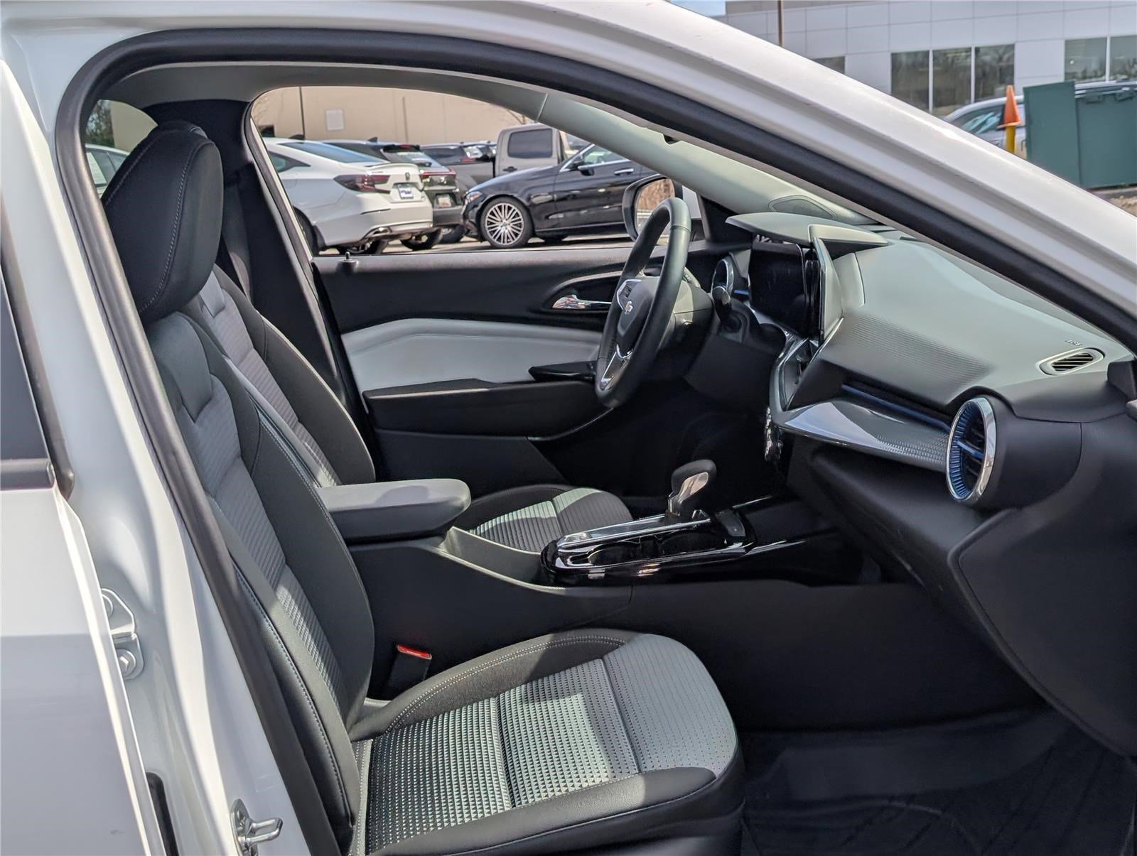 Used 2025 Chevrolet Trax LT w/ Driver Confidence Package image 11