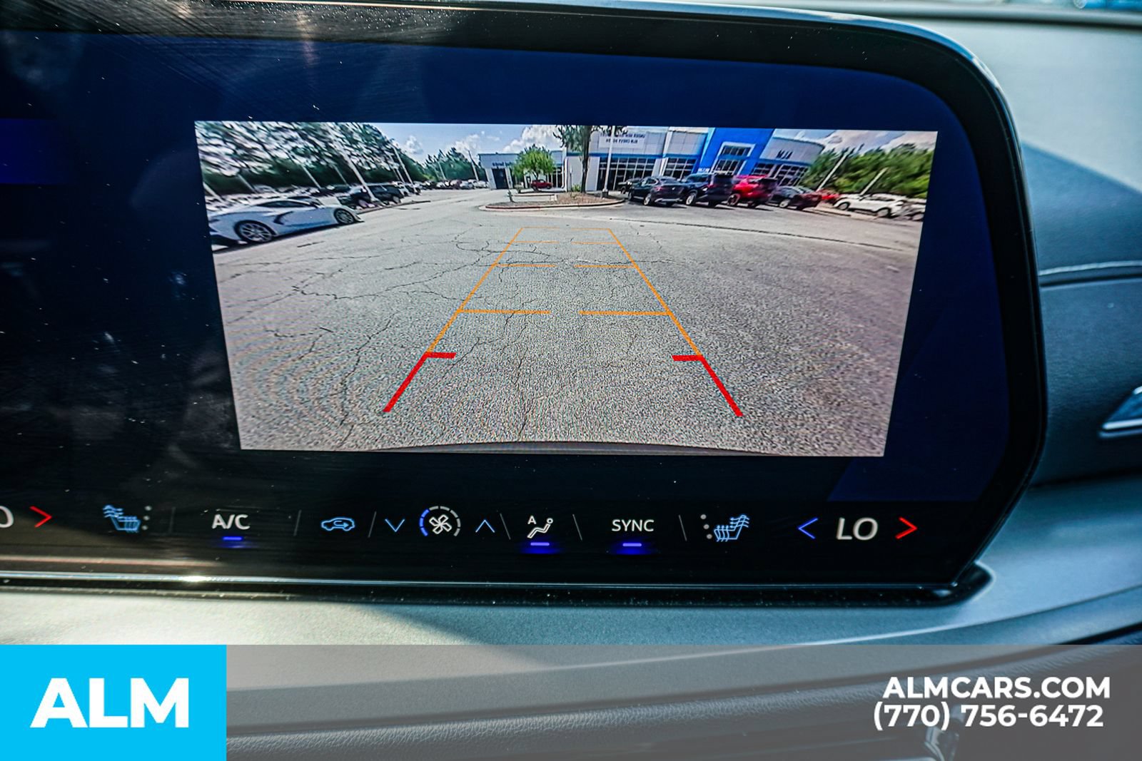 Used 2025 Chevrolet Traverse LT FWD image 40