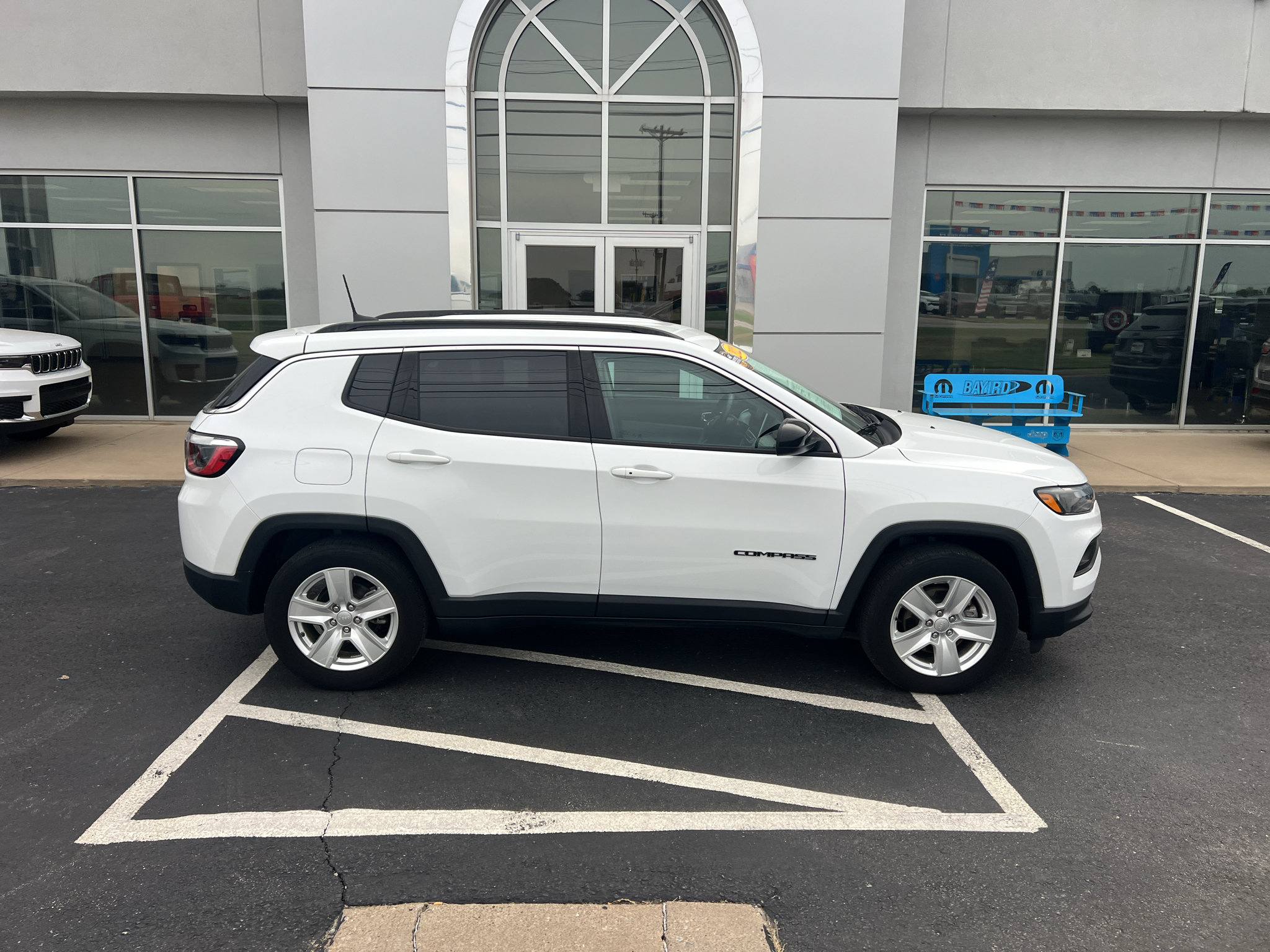 Used 2022 Jeep Compass Latitude FWD image 7