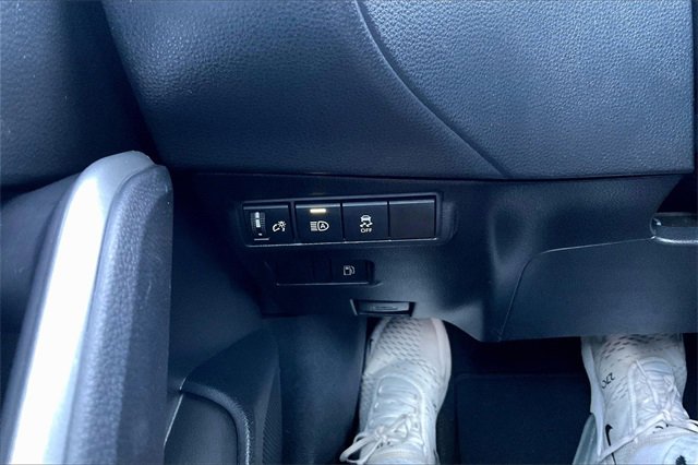 Used 2024 Toyota Corolla Cross AWD Hybrid w/ Moonroof Package image 34