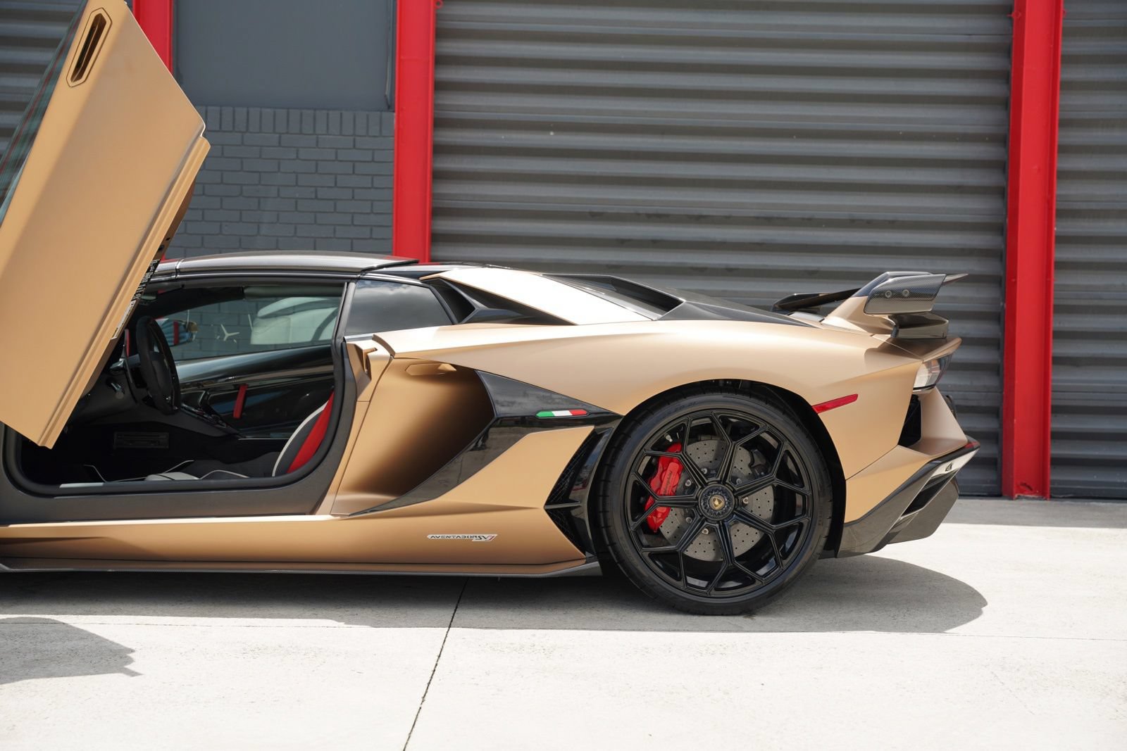 Used 2020 Lamborghini Aventador SVJ AWD/4WD image 4