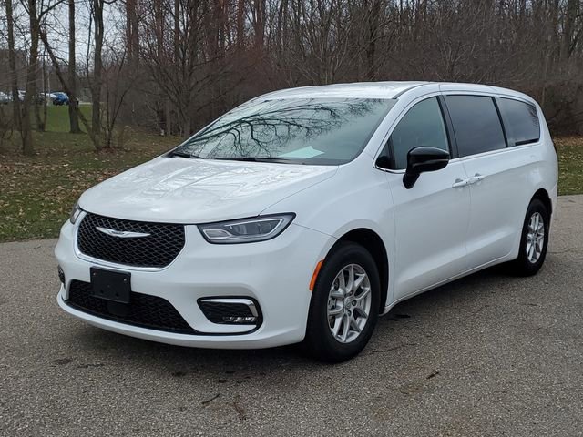 Used 2026 Chrysler Pacifica Select FWD image 2
