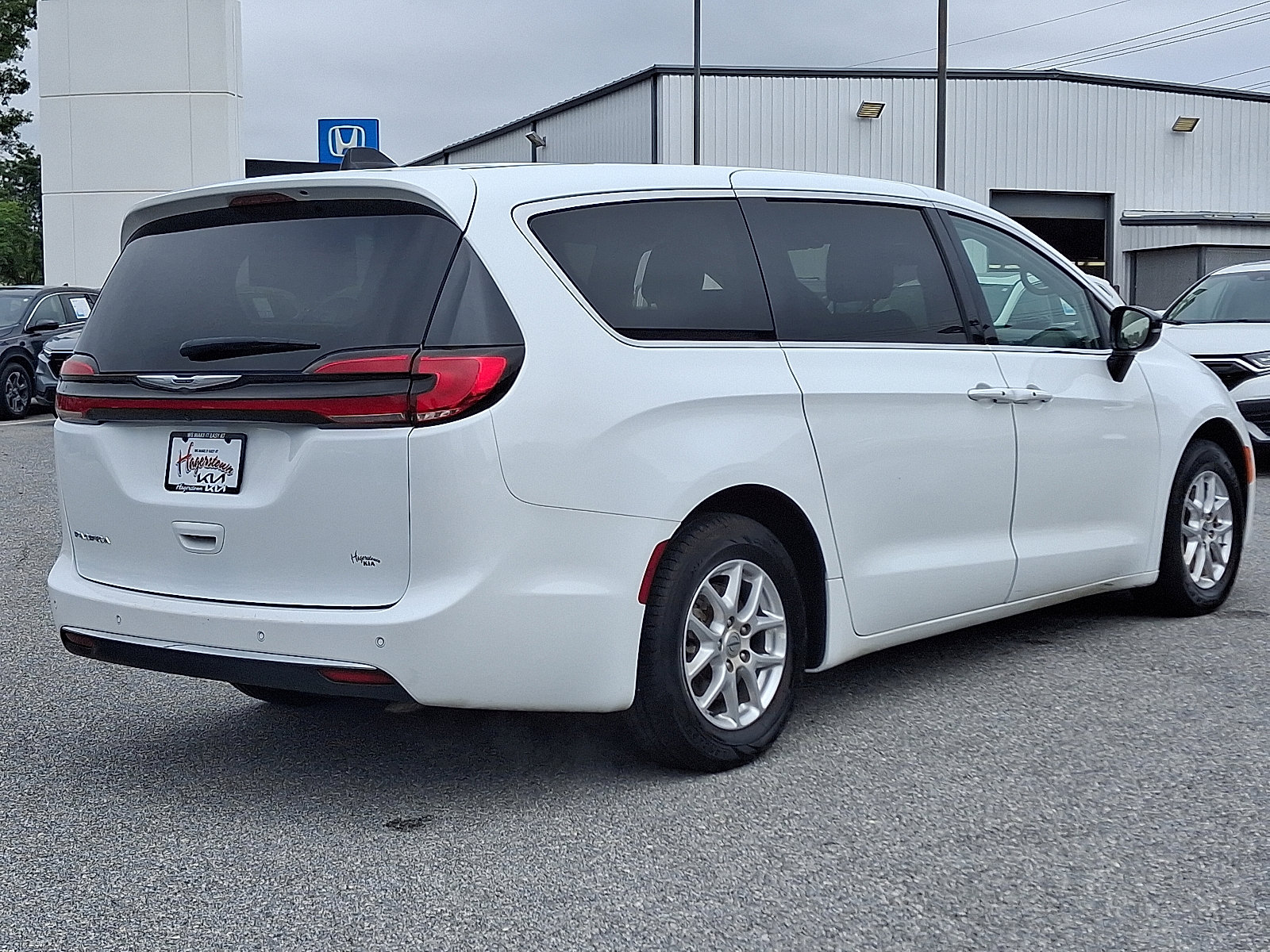 Used 2024 Chrysler Pacifica Touring-L image 6