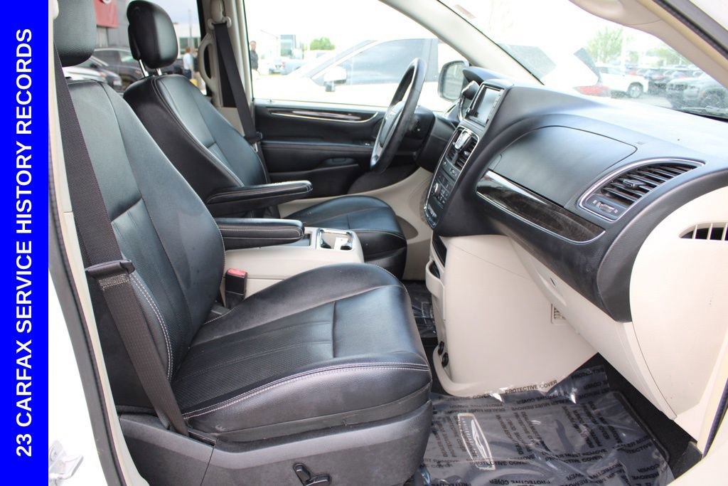 Used 2016 Chrysler Town & Country Touring-L image 20