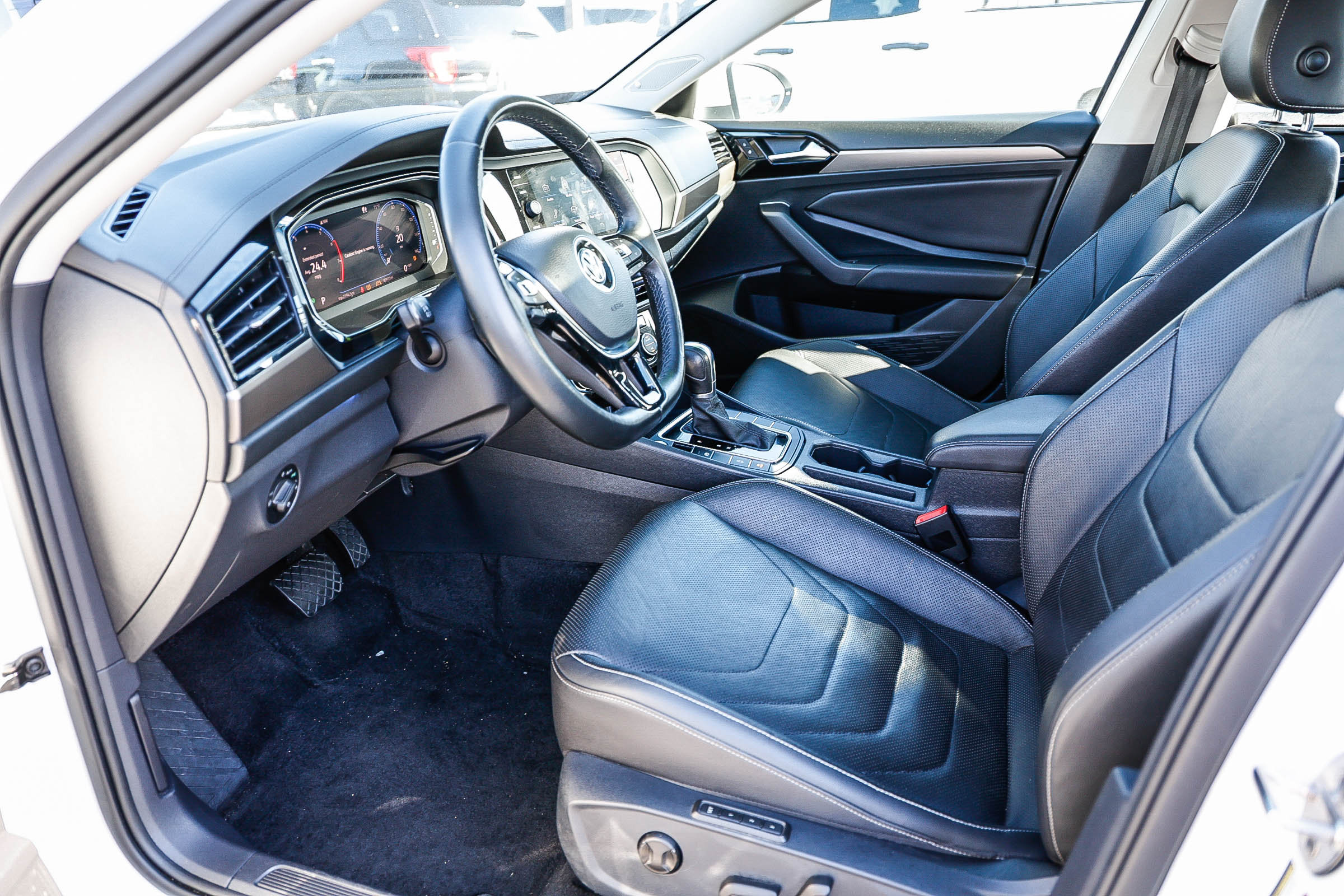 Used 2019 Volkswagen Jetta SEL Premium FWD image 2